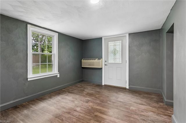 18 N Colin DR, Portsmouth, VA 23701
