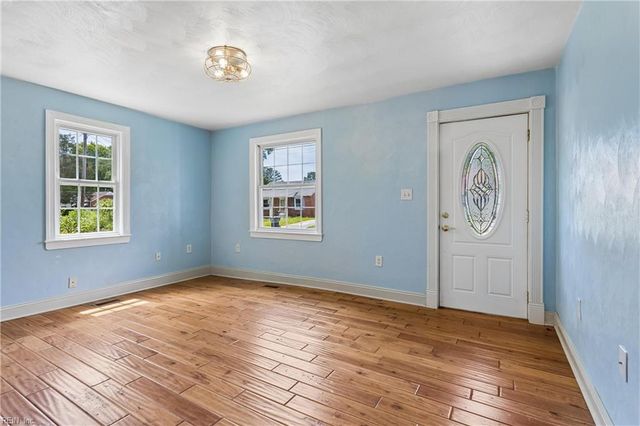 18 N Colin DR, Portsmouth, VA 23701