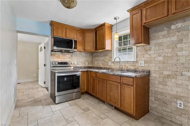 18 N Colin DR, Portsmouth, VA 23701