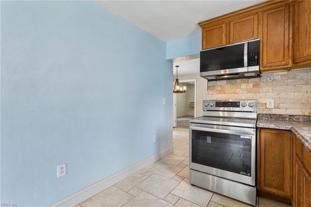 18 N Colin DR, Portsmouth, VA 23701