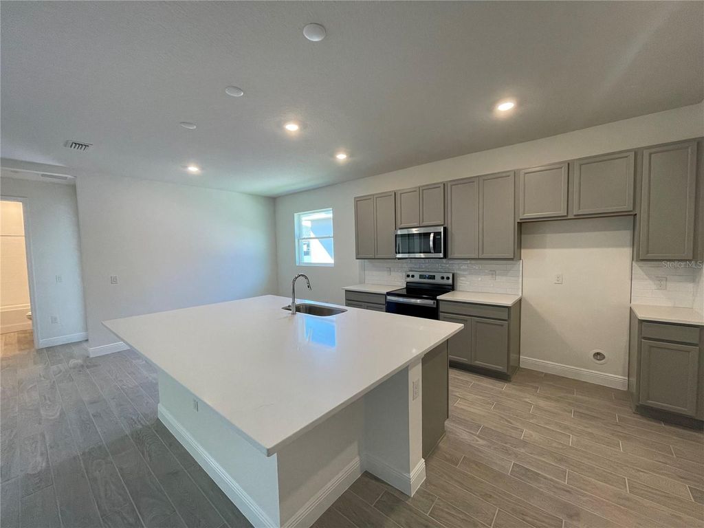 Image 5 of property listing at 17374 CRISP APPLE LANE, Land O Lakes, FL 34638