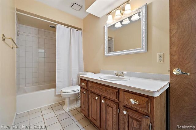 6586 Pontiac Lake Road 1, Waterford, MI 48327