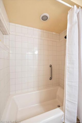 6586 Pontiac Lake Road 1, Waterford, MI 48327