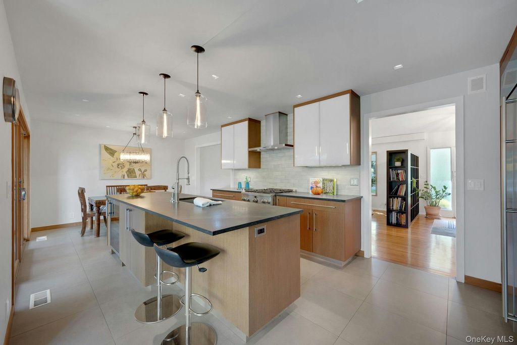 1 Leone Close, Scarsdale, NY 10583 — photo 3