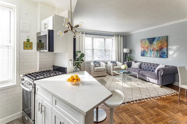 5 Midland Gardens 2H, Bronxville, NY 10708