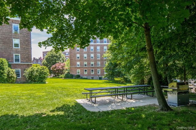 5 Midland Gardens 2H, Bronxville, NY 10708