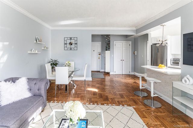 5 Midland Gardens 2H, Bronxville, NY 10708