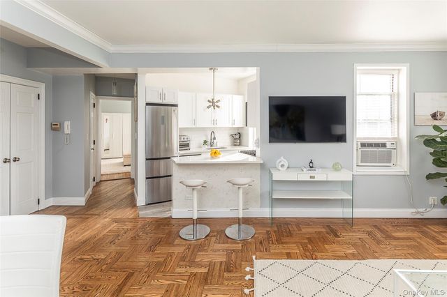 5 Midland Gardens 2H, Bronxville, NY 10708