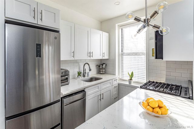 5 Midland Gardens 2H, Bronxville, NY 10708