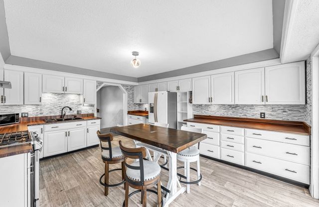 10 Robert Dr, Holyoke, MA 01040