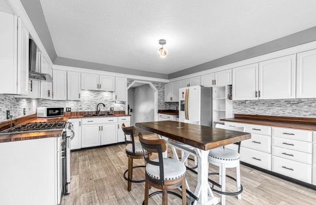 10 Robert Dr, Holyoke, MA 01040