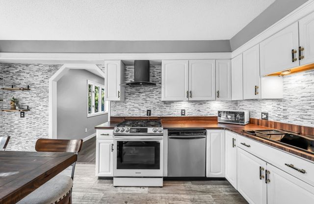 10 Robert Dr, Holyoke, MA 01040