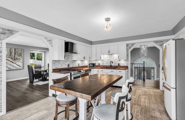 10 Robert Dr, Holyoke, MA 01040