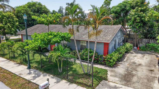 310 SE 8TH Street, Delray Beach, FL 33483