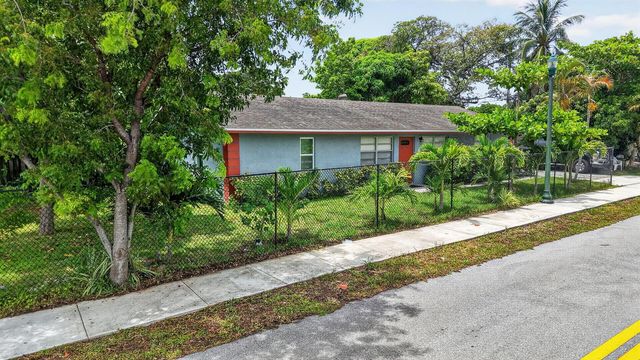 310 SE 8TH Street, Delray Beach, FL 33483