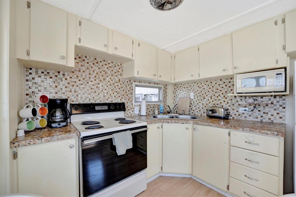 Image 13 of property listing at 264 S PORT ROYAL LANE, Apollo Beach, FL 33572