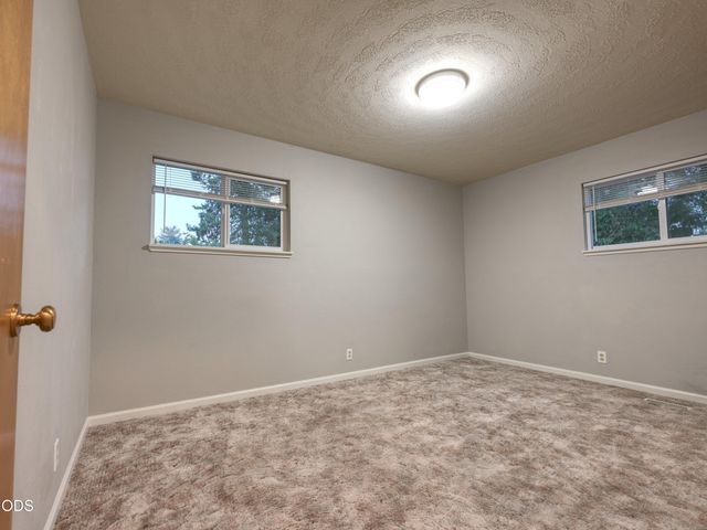 1921 Regina Way, Grants Pass, OR 97527
