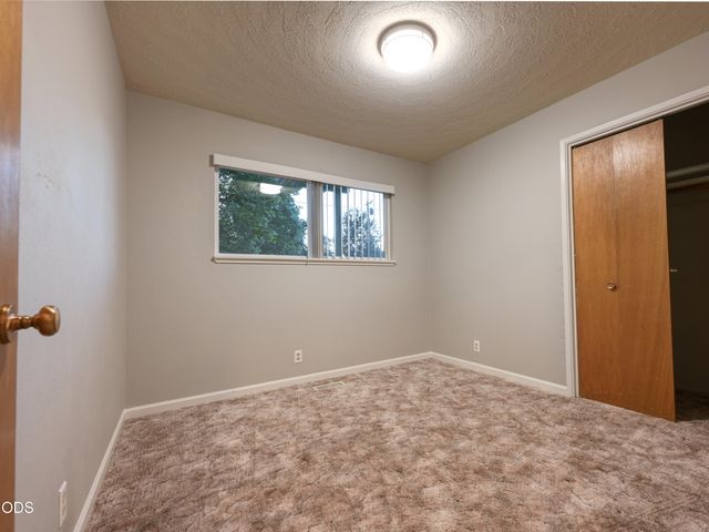 1921 Regina Way, Grants Pass, OR 97527