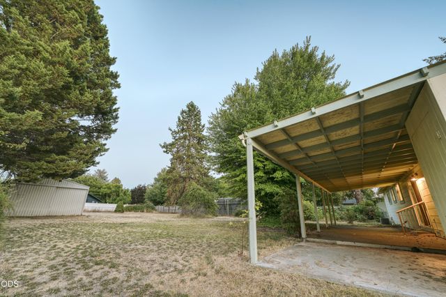 1921 Regina Way, Grants Pass, OR 97527