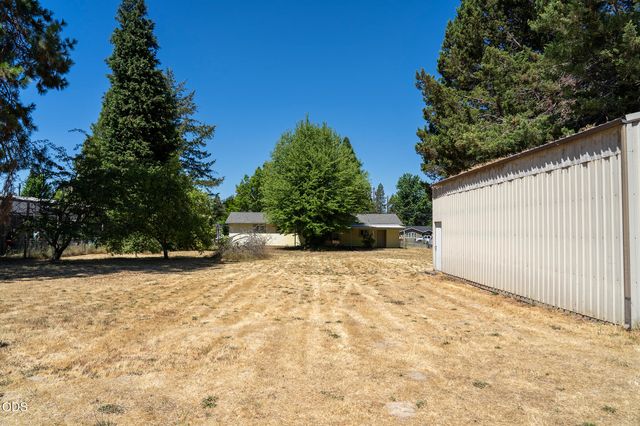 1921 Regina Way, Grants Pass, OR 97527