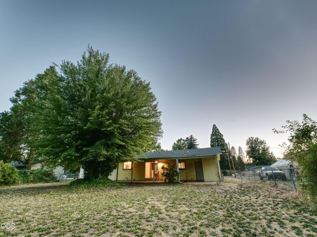 1921 Regina Way, Grants Pass, OR 97527