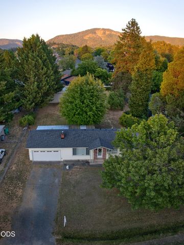 1921 Regina Way, Grants Pass, OR 97527