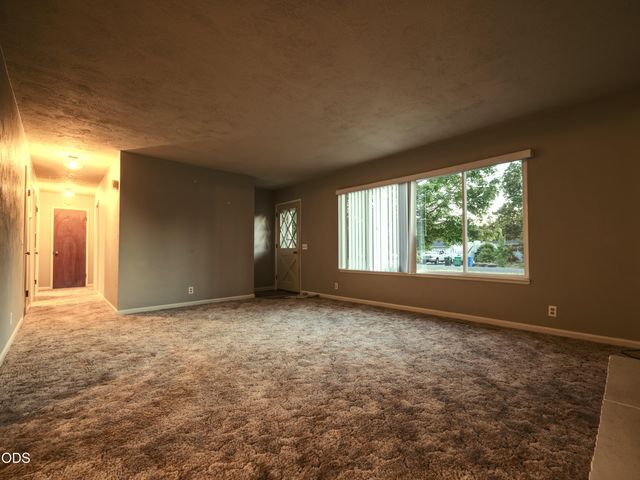 1921 Regina Way, Grants Pass, OR 97527