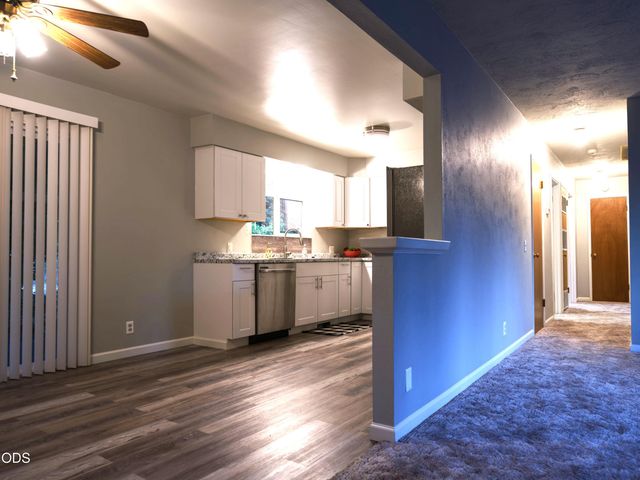 1921 Regina Way, Grants Pass, OR 97527