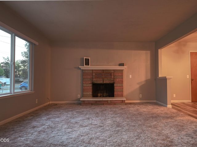 1921 Regina Way, Grants Pass, OR 97527