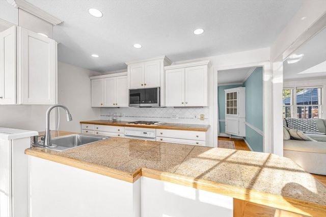 132 Coventry Lane, Longmeadow, MA 01106