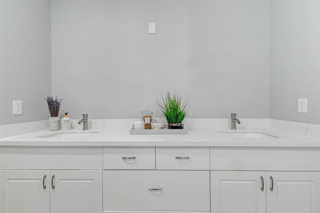 6705 Roanoke St, Houston, TX 77028