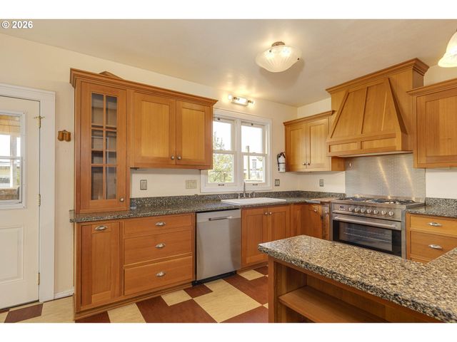 410 W GRANT St, Carlton, OR 97111