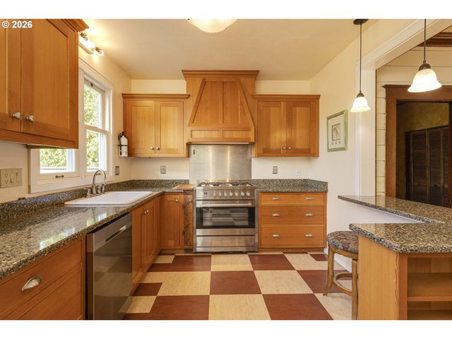 410 W GRANT St, Carlton, OR 97111