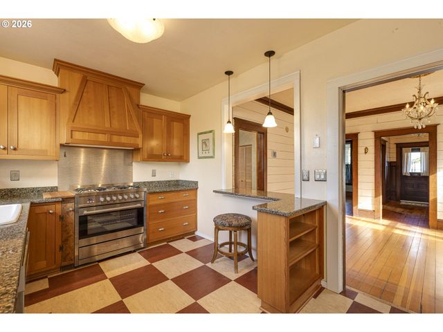 410 W GRANT St, Carlton, OR 97111
