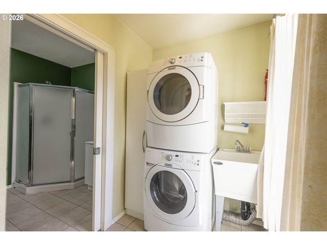 410 W GRANT St, Carlton, OR 97111