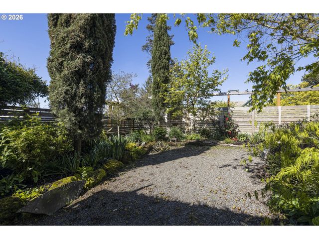 410 W GRANT St, Carlton, OR 97111
