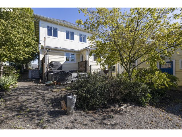 410 W GRANT St, Carlton, OR 97111