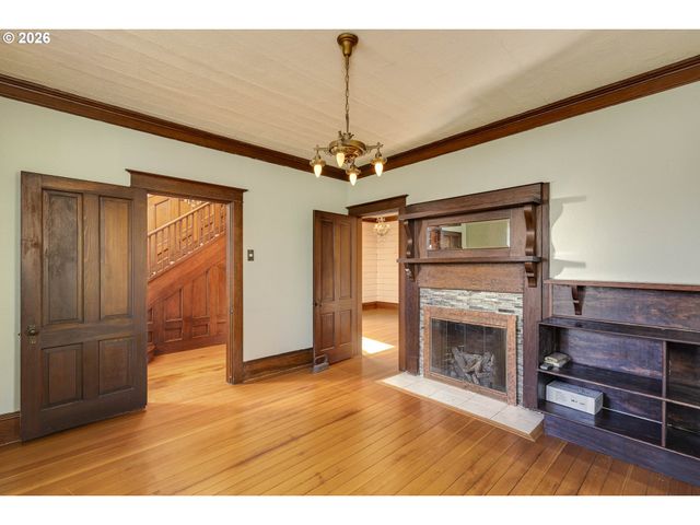 410 W GRANT St, Carlton, OR 97111