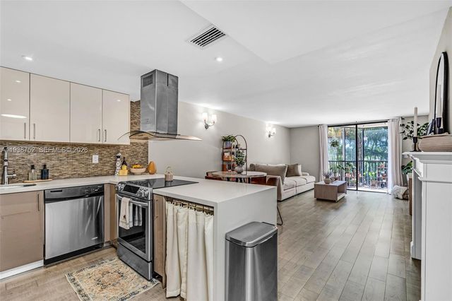 20367 W Country Club Dr L25, Aventura, FL 33180