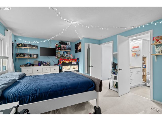 24066 Ne TREEHILL Dr, Wood Village, OR 97060