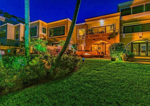 2813 W HAWTHORNE ROAD 2813, Tampa, FL 33611