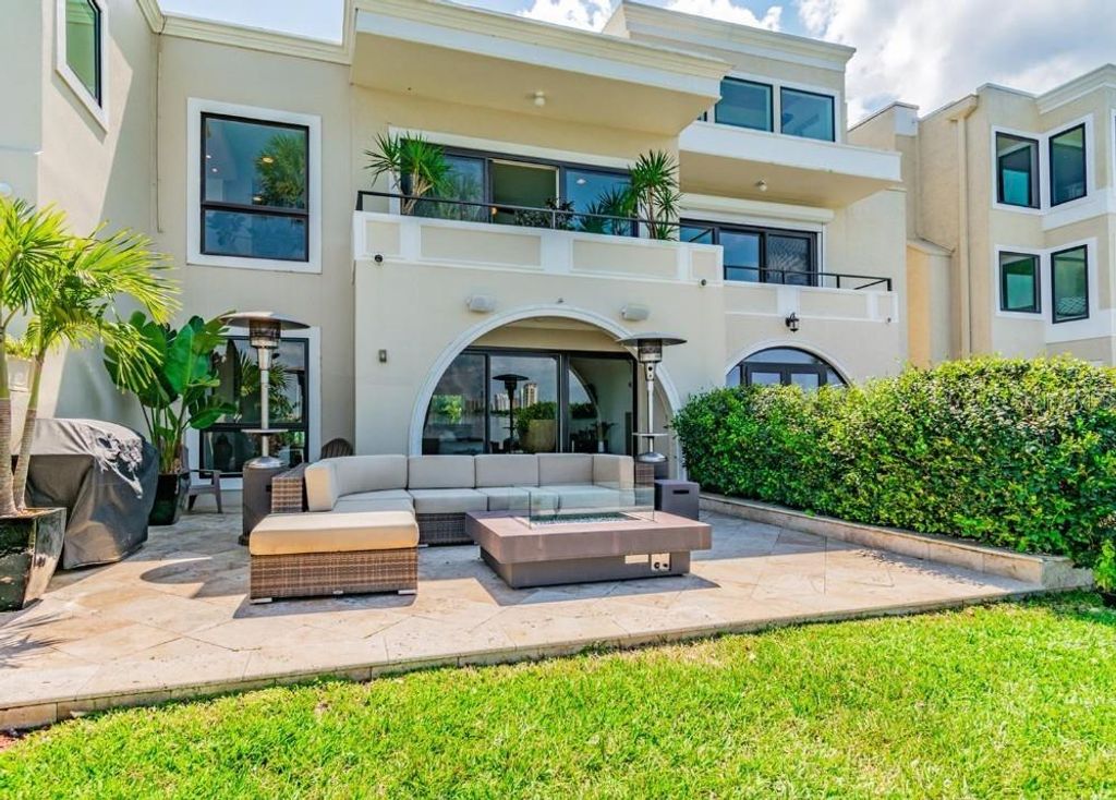 2813 W HAWTHORNE ROAD 2813, Tampa, FL 33611