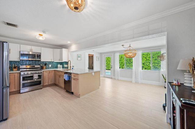 511 Ivy Avenue, Palm Beach Gardens, FL 33410