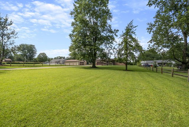 570 Woodside Drive SW, Pataskala, OH 43062