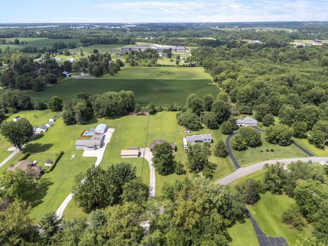 570 Woodside Drive SW, Pataskala, OH 43062