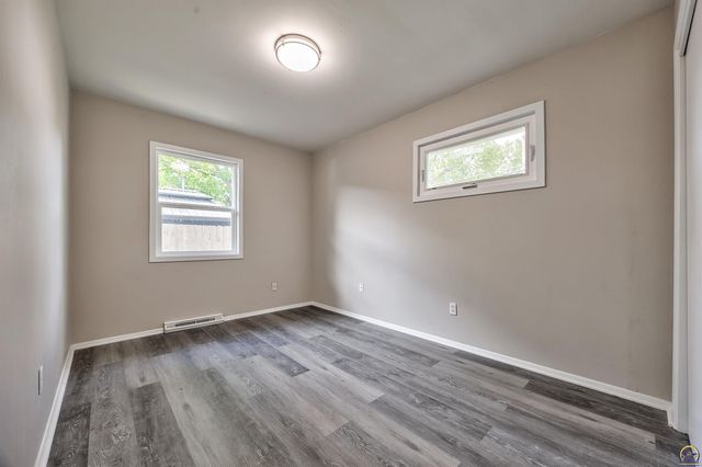 1917 SW Crest DR, Topeka, KS 66604