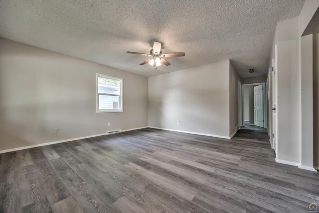 1917 SW Crest DR, Topeka, KS 66604