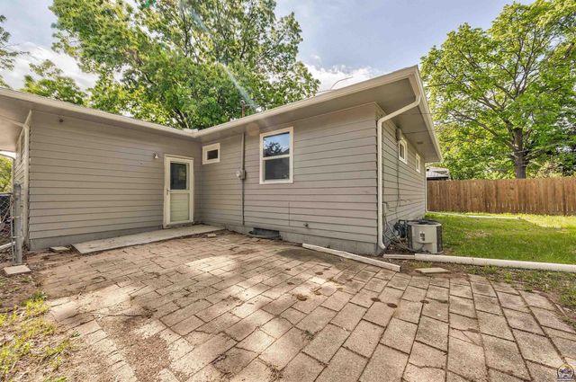 1917 SW Crest DR, Topeka, KS 66604