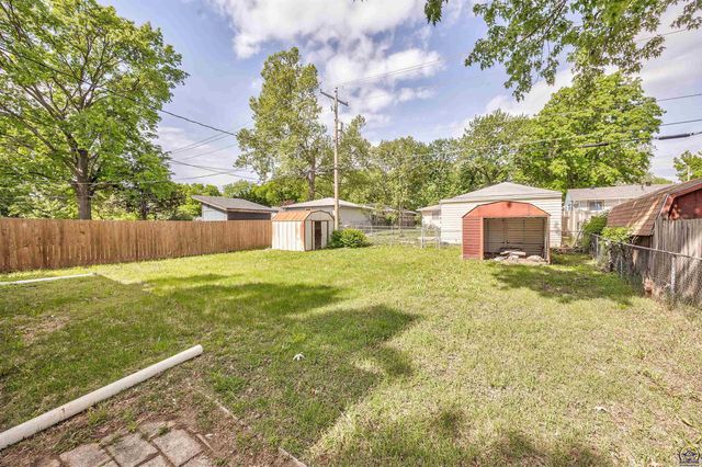 1917 SW Crest DR, Topeka, KS 66604