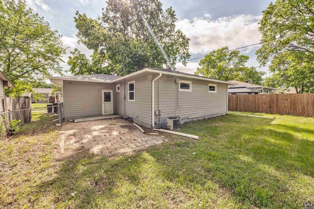 1917 SW Crest DR, Topeka, KS 66604